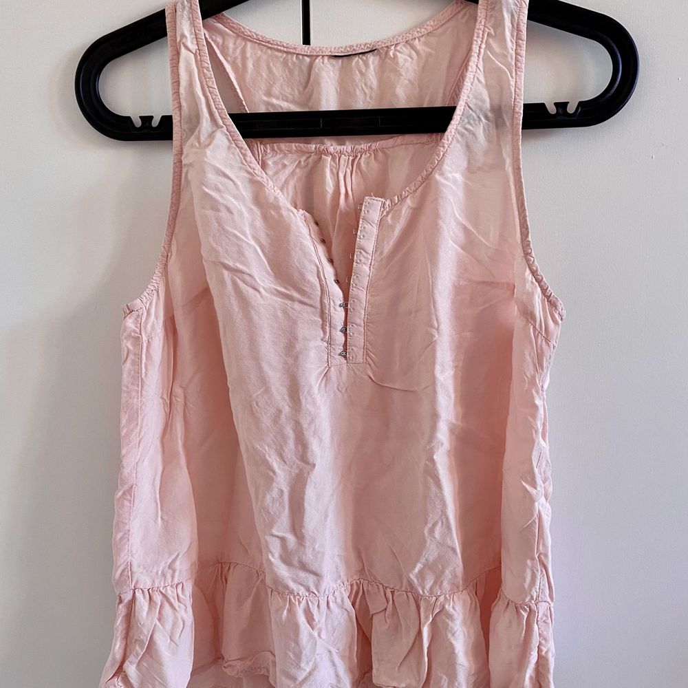 Rosa linne från H&M, lappar bortklippta men uppskattar storleken till ca xs-s, sparsamt använd och ingenting att anmärka på. Toppar.