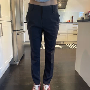 Raka lågmidjade kostymbyxor  - Lågmidjade raka kostymbyxor!!!! Aldrig använda! Min kompis på bilden är 174 cm! Storlek XS men passar snarare en S 💕💕 Frakt tillkommer