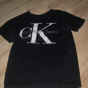 Nu kommer jag sälja denna svarta Calvin Klein t-shirt! Inga hål eller fläckar, säljer pga att den är för liten.. köparen står för frakten och jag ansvarar inte för postens slarv! 