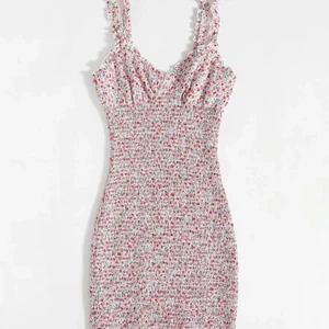 Superfin klänning - Söt klänning som tyvärr var lite liten för mig. Den är i storlek L men skulle passa en med M/S i storlek. ✨ Superfin och stretchig, aldrig använd - endast testad.🥰 159kr + frakt😇 (Lånade bilder)