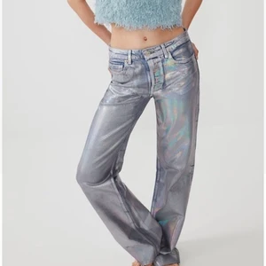 Silver jeans - Säljer dessa populära och slutsålda zara jeansen då dom inte kommer till användning. Har klippt av dom så nu är deras innerbenslängd 76 cm. Är i str 40 men passar bra på mig som vanligtvis är 36/38