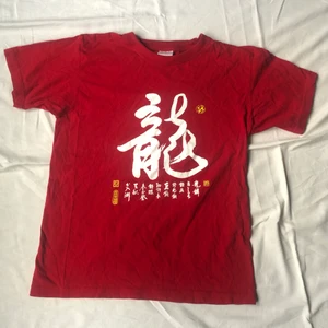 Röd tshirt med snyggt tryck - Supersnygg röd T-shirt i bra secondhand skick! Storlek 38/M men kan passa upp till M/L beroende på önskad fit☺️ 