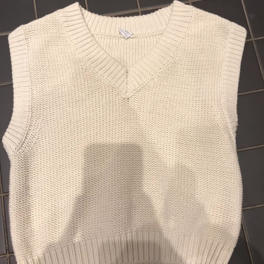 Vit/beig stickad väst från Lindex.använt 1 gång-2 ggr!!storleken är 146/152 men funkar för nån som har xs/s. säljer pga den är för stor.👚. Neuleet.