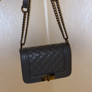 Snygg Axelväska  - Denna väska är i super gott skick, knappt använd, ett fack med dragkedja i.