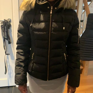 Hollies jacka  - Fusk päls , ny tvättad på kemtvätten . 