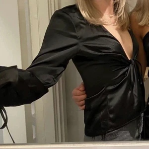 Blus - Svart blus från nakd! Knytnin där framme! 