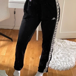 Kappabyxor - Svarta kappabyxor i fint skick, väl använda därav priset. Inte min stil längre🖤 Ordinarie pris 499kr
