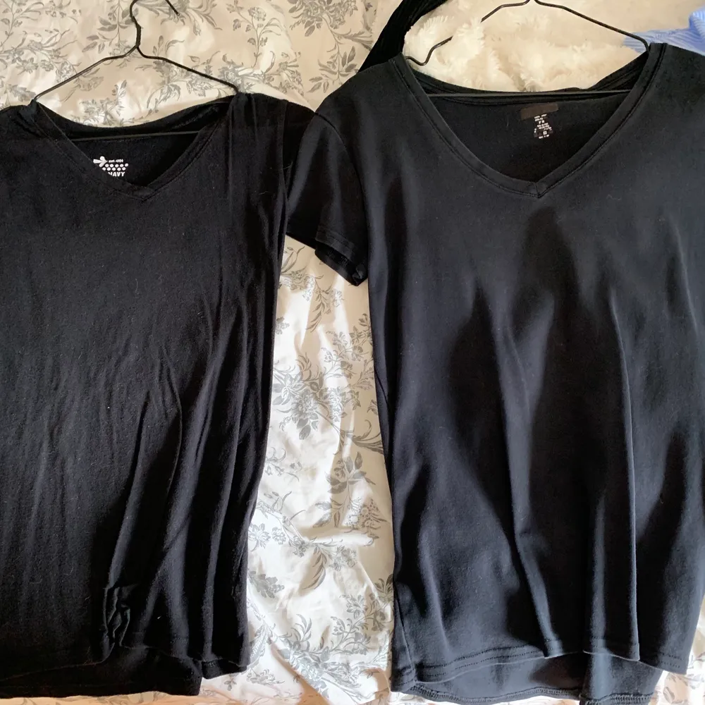 två svarta t-shirts från olika märken men båda är sköna och bra skicka. 35 kr styck eller 60 för båda💓. T-shirts.