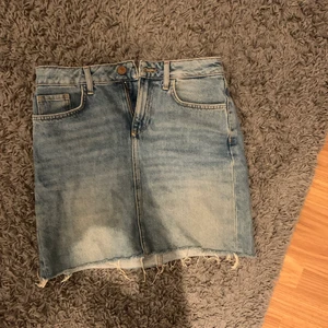 Jeanskjol - Jätte jätte fin jeanskjol men tyvärr för liten i midjan för mig, storlek xs, prutbart