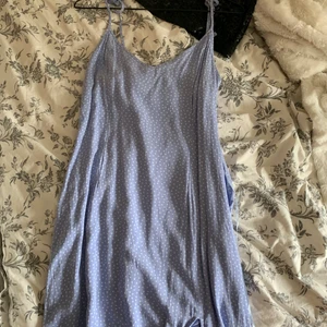 prickig klänning - söt blå klänning med vita prickar med knytningar där uppe och en liten slits vid benet. sitter jätte gulligt på men är för liten för mig nu men älskade verklifen den innan. tror mamma krympte den lite så även fast det är m så passar det s bättre. original pris 400kr💗✨🤍