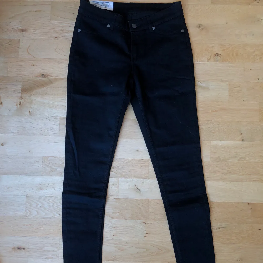 Helt oanvända svarta jeans från Cheap Monday med tags kvar 🖤 ”Sustainable spray on, mid spray, mid rise/skinniest, stretchiest/softest”. Storlek 28-29. . Jeans & Byxor.