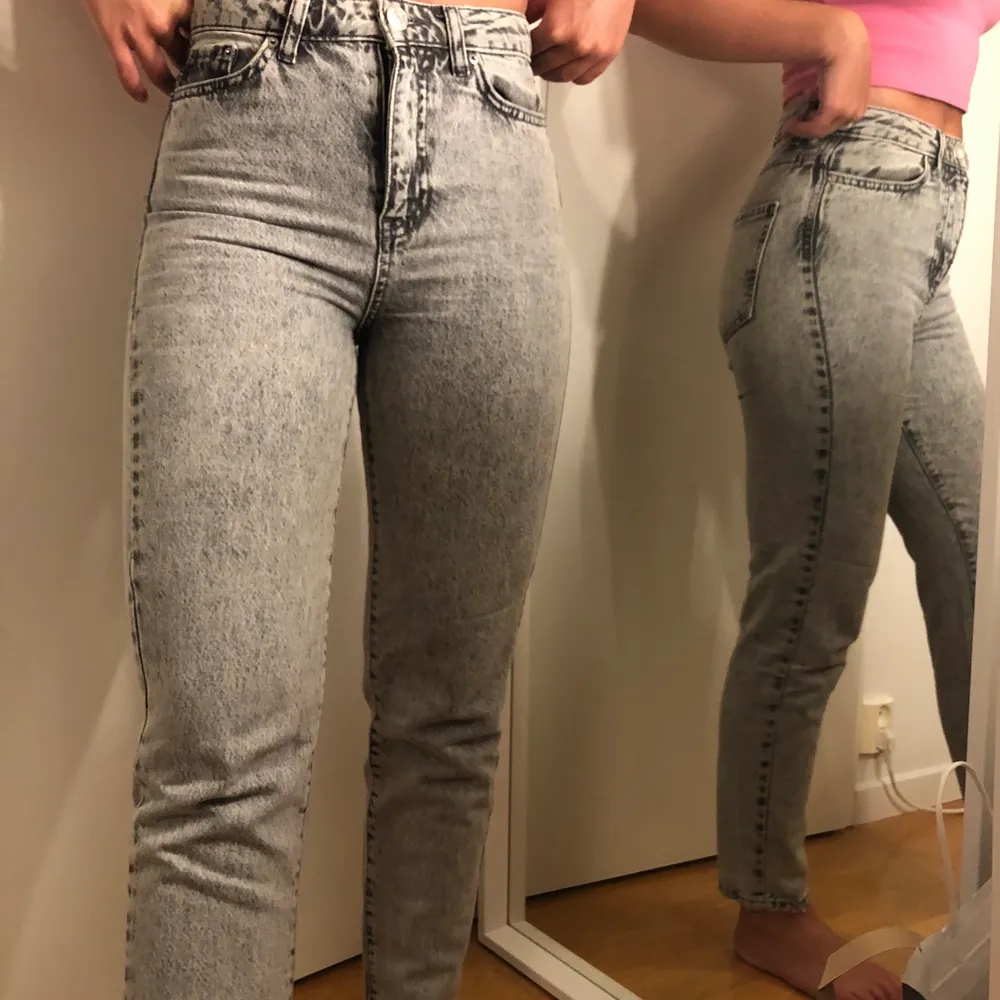 Väldigt sköna jeans i storlek 34, säljer då jag tycker de sitter för tight🥰  knappt använda så de är i väldigt bra skick. Jeans & Byxor.