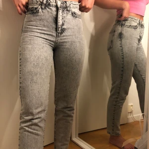 sköna Jeans - Väldigt sköna jeans i storlek 34, säljer då jag tycker de sitter för tight🥰  knappt använda så de är i väldigt bra skick