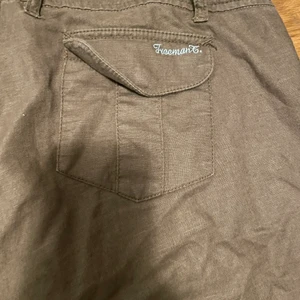 Lågmidjade byxor - Jättesnygga lågmidjade byxor! Köpte dem secondhand och dem sitter verkligen jättefint både i rumpa och benen💕 säljer för att jag tyvärr inte vart min stil! Storlek 29/32