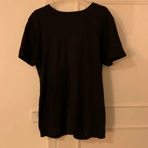 Svart T-shirt WEEKDAY - Säljer denna supersnygga och sköna oversized t-shirt från WEEKDAYs herravdelning, den kommer ej till användning längre. Inköpspris 150kr. (OBS: tröjan är alltså stor i jämförelse med en dammodell och passar mig som normalt bär M).