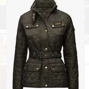 Barbour jacka strl 34 - Skit snygg Barbour höst/vår jacka. Denna färg på just denna modellen är jätte svår att hitta, köpte i Emporia för 3000kr och tappat bort kvittot. Den är i jätte bra skick. Kan tänka mig att sälja den men vill gärna byta mot en likadan i svart i storlek 36!