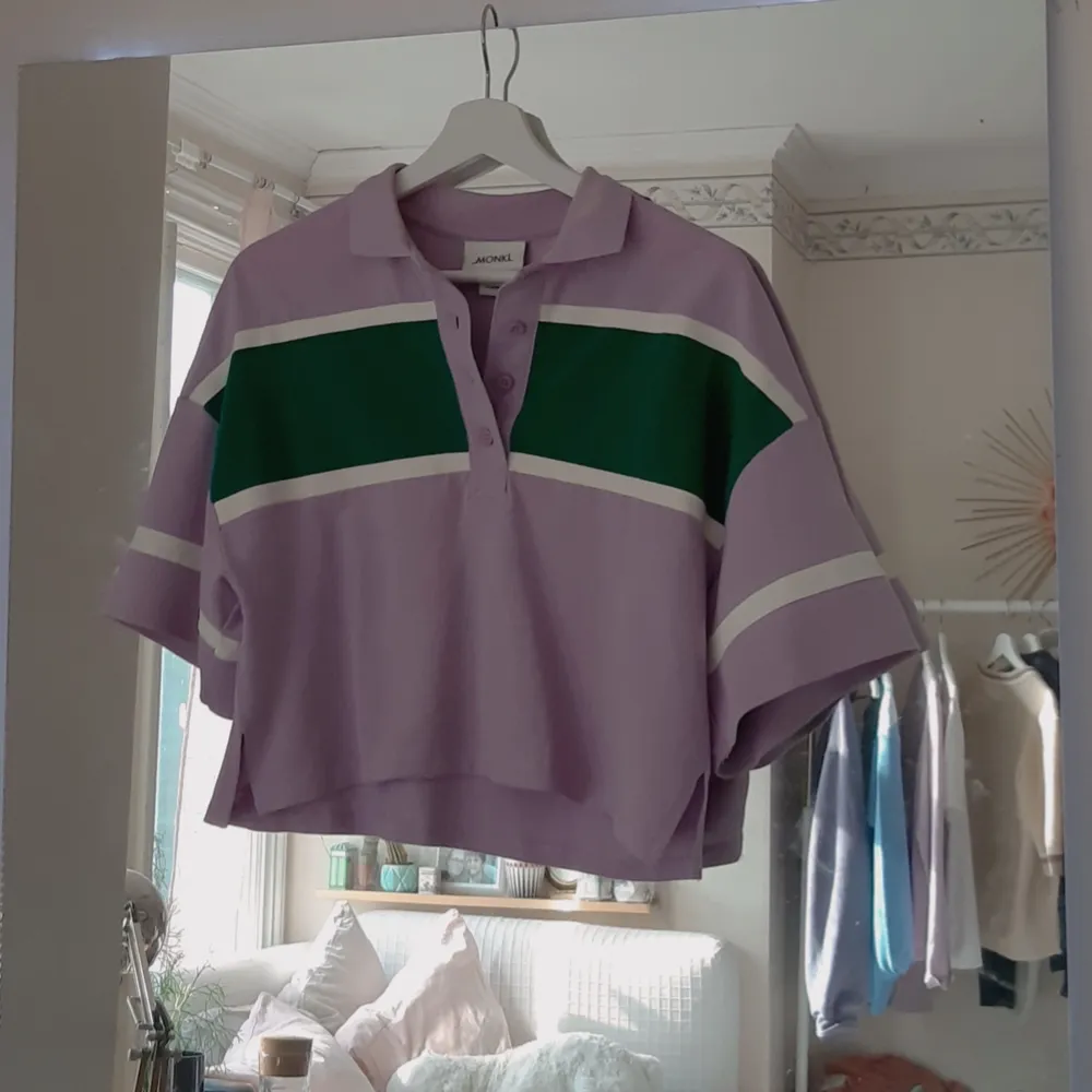 Lila oversized croptop från monki, jätte fin lavender färg och super mysig men blir sällan använd. Står XS men är själv mer en M så beror på hur 