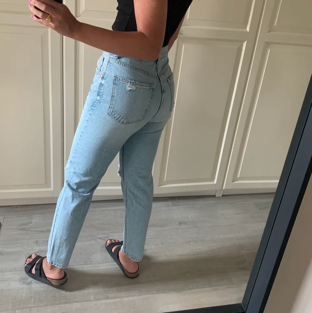 Blåa snygga jeans med hål på knäna från Zara som är använda ett fåtal gånger,  är 165 cm lång 💙. Jeans & Byxor.