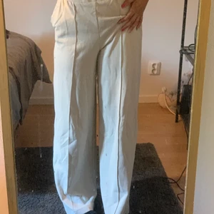 Kostymbyxor från Zara - Vida kostymbyxor i bomull från Zara i storlek S