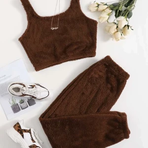 Mjukis det  - Ett fluffigt mjukis set med samma utsida som insida. En härlig kaffebrun färg som passar bra nu till hösten och när det börjar bli kallare. Helt oanvänt då byxorna tyvärr var för korta och lite tajta på mig så hoppas det kommer till användning för någon annan. Det känns som ett tjockt och rejält tyg vilket gör att det känns som ett set med hög kvalite. Nypris: 170kr 