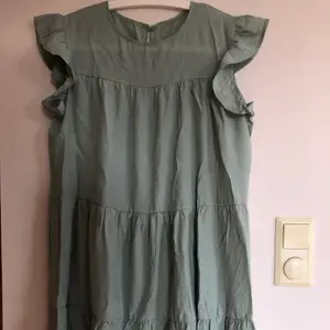 Fin grön klänning med volang 💚 använd 1 gång! Storlek M men passar S bättre!
