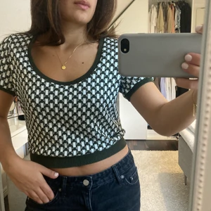 Grön topp, Zara - Säljer denna slutsålda gröna ”stickade” toppen från Zara, storlek S. 