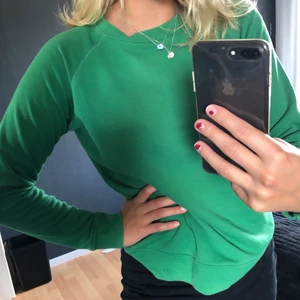 Grön Collegetröja - Supersnygg grön collegetröja från Bikbok i storlek XS, säljer då den är för liten för mig🌸🌸