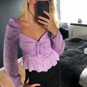 Blommig blus - En v-ringad blus från Zara med puffärmar! Blusen är i Storlek M men passar även S. Endast använd 1 gång. Priset kan diskuteras men köparen står för frakten💖💖