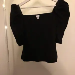 En fin svart tröja med puff ärmar från hm i storlek s 