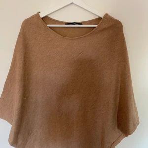 Kimono - Kimono från kappahl. Väldigt fint skick förutom en liten söm som åkt upp i fram. Strl ONE SIZE.   Köparen står för frakten om du inte kan mötas upp (endast i Falköping).                                                                                 Om du kombinerar med fler av mina plagg tar jag endast en frakt avgift. Köparen ska även betala innan plagget skickas med ett bevis från swish. 