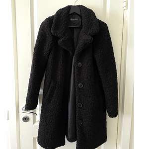 Svart Teddy jacka ”Nicole teddy coat” säljes. Använd ca 5 gånger, därav är jackan i nyskick. Nypris: 899kr, men jag säljer den för 699kr.