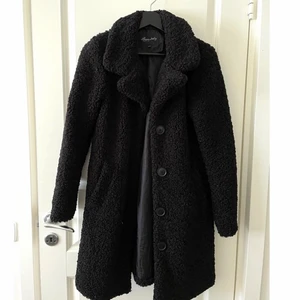 Teddy jacka, kappa, jacka - Svart Teddy jacka ”Nicole teddy coat” säljes. Använd ca 5 gånger, därav är jackan i nyskick. Nypris: 899kr, men jag säljer den för 699kr.