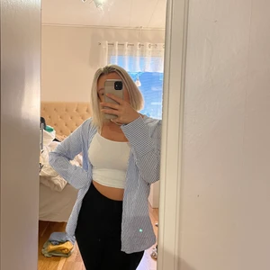 Skjorta utan knappar från NA-KD - Super snygg skjorta från nakd, använd ca 3 gånger, Storlek S nypris 349kr, slutsåld