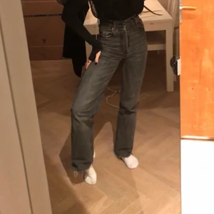 Raklånga jeans Zara - Ett par raklånga jeans ifrån Zara i full lenght i storlek 32. Säljer då dem är för små på mig. Pga oseriös köpare så vill jag kolla intresset på dessa jeansen igen. ( Lägg inte ett bud om du inte är villig att köpa jeansen vid vinnande bud ). Högst bud vinner, köparen står för frakt. 