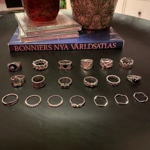 ringar! - massvis med riktigt coola silvriga ringar❤️‍🔥 antingen är de för stora för mig eller så har jag bara inte fått användning av dem :-( 35kr/st, 10kr/st för nedersta raden, bjuder på frakten vid köp av fler än två<3