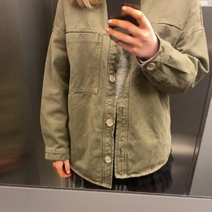 as snygga jacka💚 - säljer denna trendiga jackan från zara🤩säljer pga har andra liknade jackor så den kommer inte till användning 