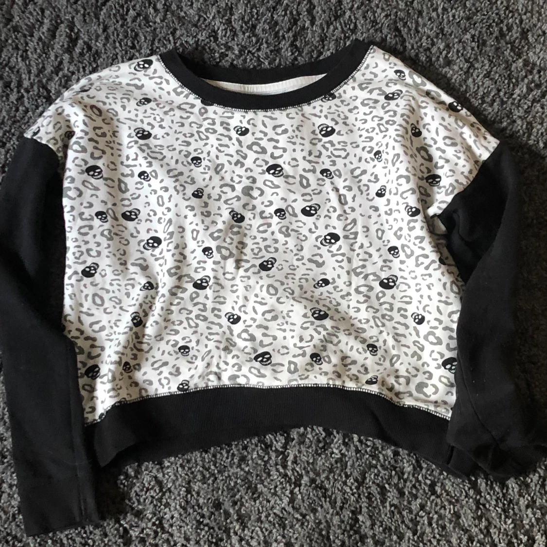 Säljer en svart vit collegetröja! 