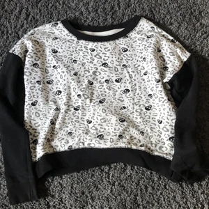 Säljer en svart vit collegetröja!  - Den är i bra skick, stl. 146-152. Svart, vit med dödskallar. Säljer pga har int användning av plagget!🤍  super fin collegetröja, ca. Nått år gammalt💓 