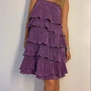 Glittrig klänning/ kjol - INTRESSEKOLL!! Funderar på att sälja denna otroligt fina kjol som jag har använt som en fin klänning💞