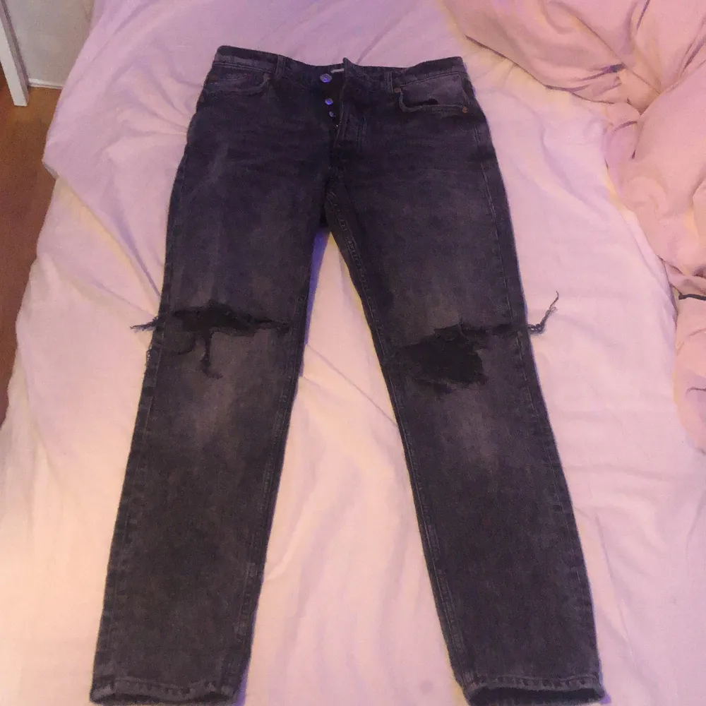 Svart jeans med hål från gina tricot. Väldigt fina och i bra skick⚡️andvänd fåtals gånger.. Jeans & Byxor.