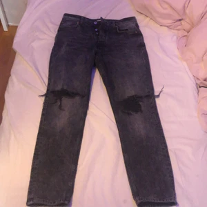 Svarta Jenas med hål - Svart jeans med hål från gina tricot. Väldigt fina och i bra skick⚡️andvänd fåtals gånger.