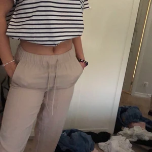 Hm linnebyxor  - Säljer dessa så himla fina linnebyxor från hm som nu är slutsålda, säljer pga att dom inte kommer till användning. Skriv privat för fler bilder, köparen står för frakten.💞 Buda eller köp direkt för 400+frakt💞