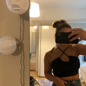 Trendig topp - Så fin topp från SHEIN, knytning framtill och öppen rygg, använd några gånger nu i sommar men inte alls mycket. Storlek M men sitter mer som en S🤍