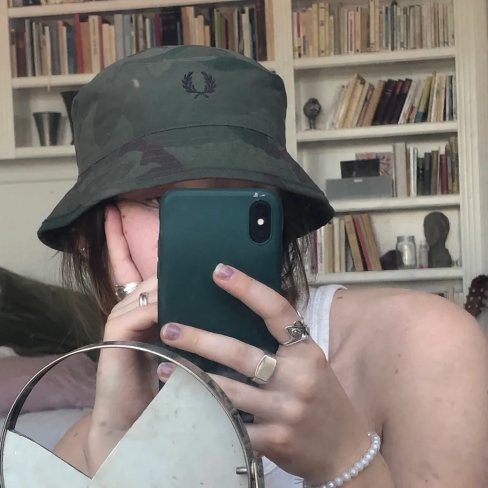 Bucket hat från Fred Perry i camo färgat tyg, storlek M. Slutsåld på de flesta hemsidor. Tycker själv den har snyggare passform än många andra bucket hats, men kommer tyvärr inte till användning. Den är även i väldigt bra skick! Frakt ingår ✨. Asusteet.
