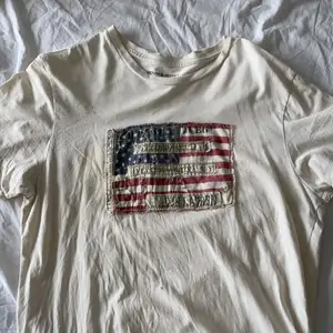 Off white t-shirt i Ralph lauren. Storlek M. 