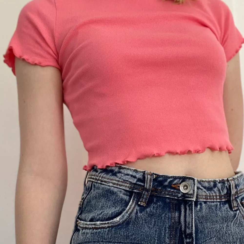 cute bubble pink cropped top with cute edges! never worn out! | frakt inklusivt :D . T-shirts.