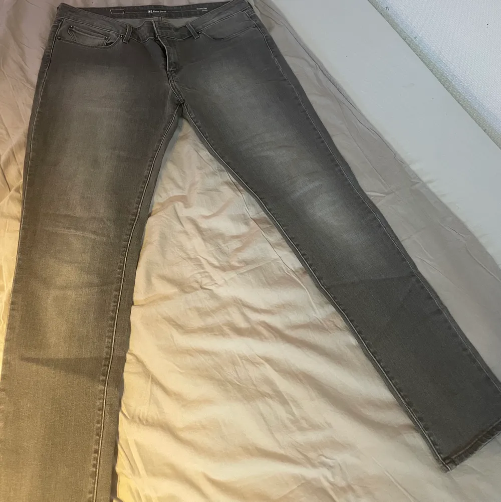 dessa jeans har en snygg grå tvätt, dem är lågmidjade och endast testade! så dem är i jättebra skick! dem sitter fint, modellen heter Demi Curve, Modern Rise, Skinny, skriv privat för fler bilder och frågor . Jeans & Byxor.