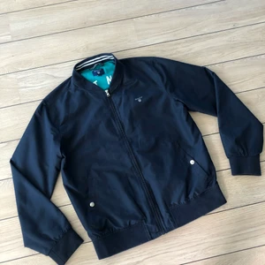 Gant jacka xs (158/164) - Snygg Gant jacka perfekt på höst och vår. Stl 158/164. Jättefint skick. Säljer för ett bra bud då den kostade runt 2000 kr ny.