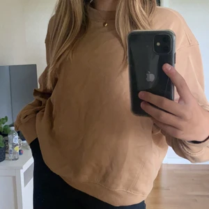 Sweatshirt  - Väldigt fin sweatshirt som passar väldigt bra nu till speciellt hösten. Den är brun och är i storlek S från lager 157. Använd ca 1 gång så den är i mycket fint skick✌🏽💕