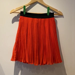 Volangkjol Abercrombie & Fitch - Röd volangkjol från Abercrombie & Fitch i storlek XS. Kjolen har ett undertyg och sedan volangtyg utanpå och resår i midjan. Kjolen är ca 43cm lång. Säljer även en i mörkblått.